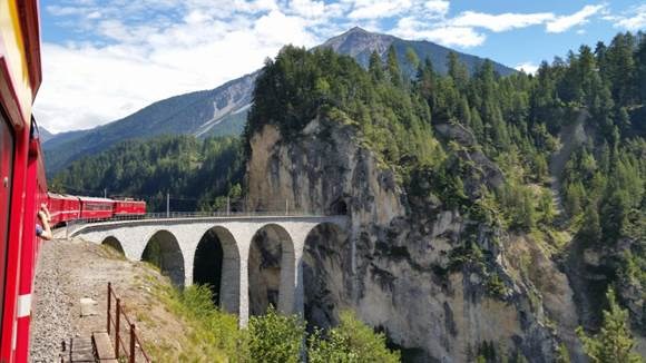 2179_15673_historic-glacier-express-train-between-zurich-and-st-moritz-switzerland