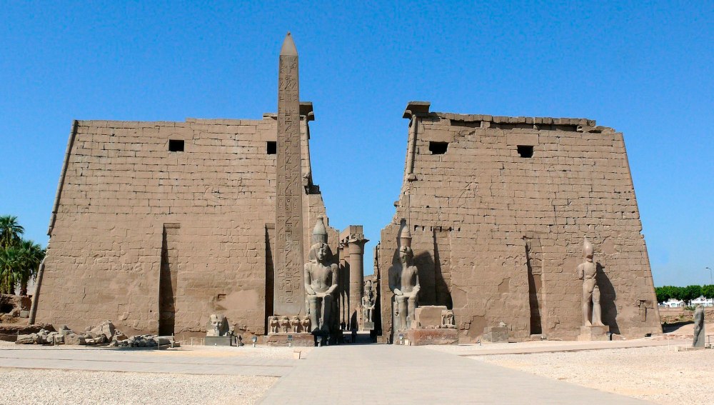 1920px-Pylons_and_obelisk_Luxor_temple