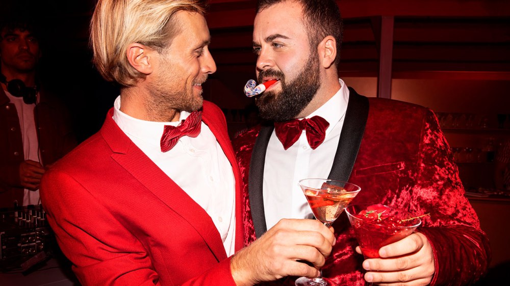 IMG-LIFE-mthr-sn-men-cheers-v1-01-C3_852-1280x720